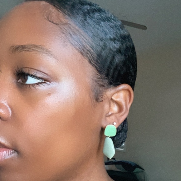 Green stone earrings - Picture 4 of 4